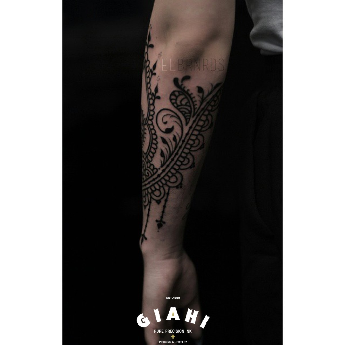 Arm tracery blackwork tattoo by Elda Bernardes