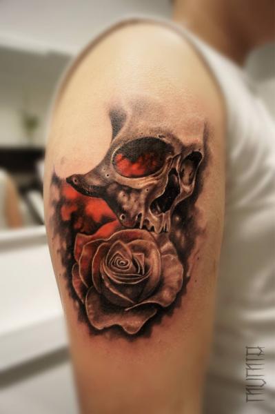Rose and Scull tattoo by Mumia Tattoo