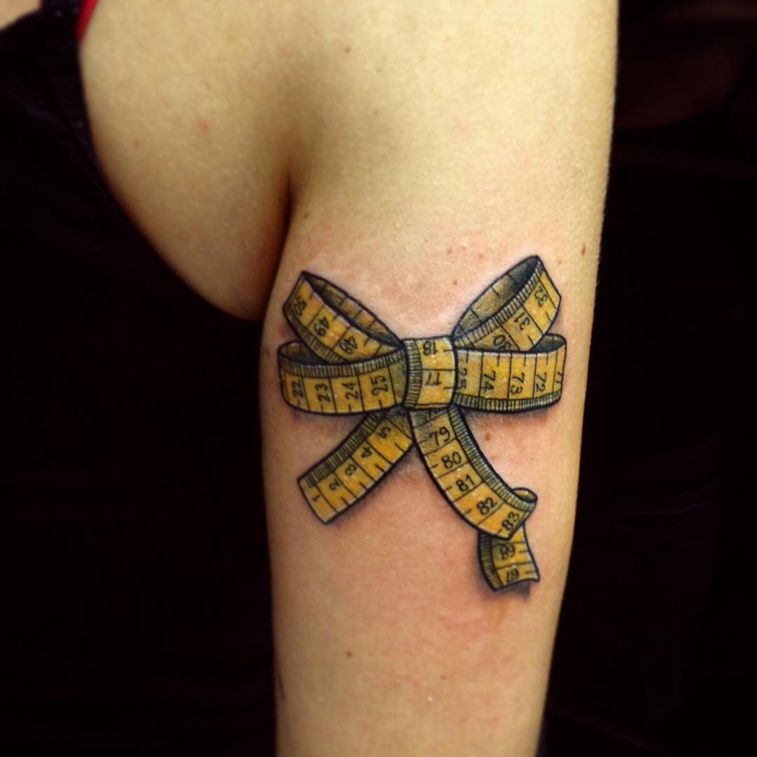 Татуировки чёрные с желтым