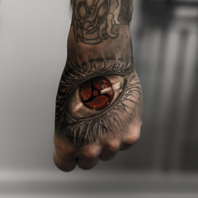hand tattoo of eye
