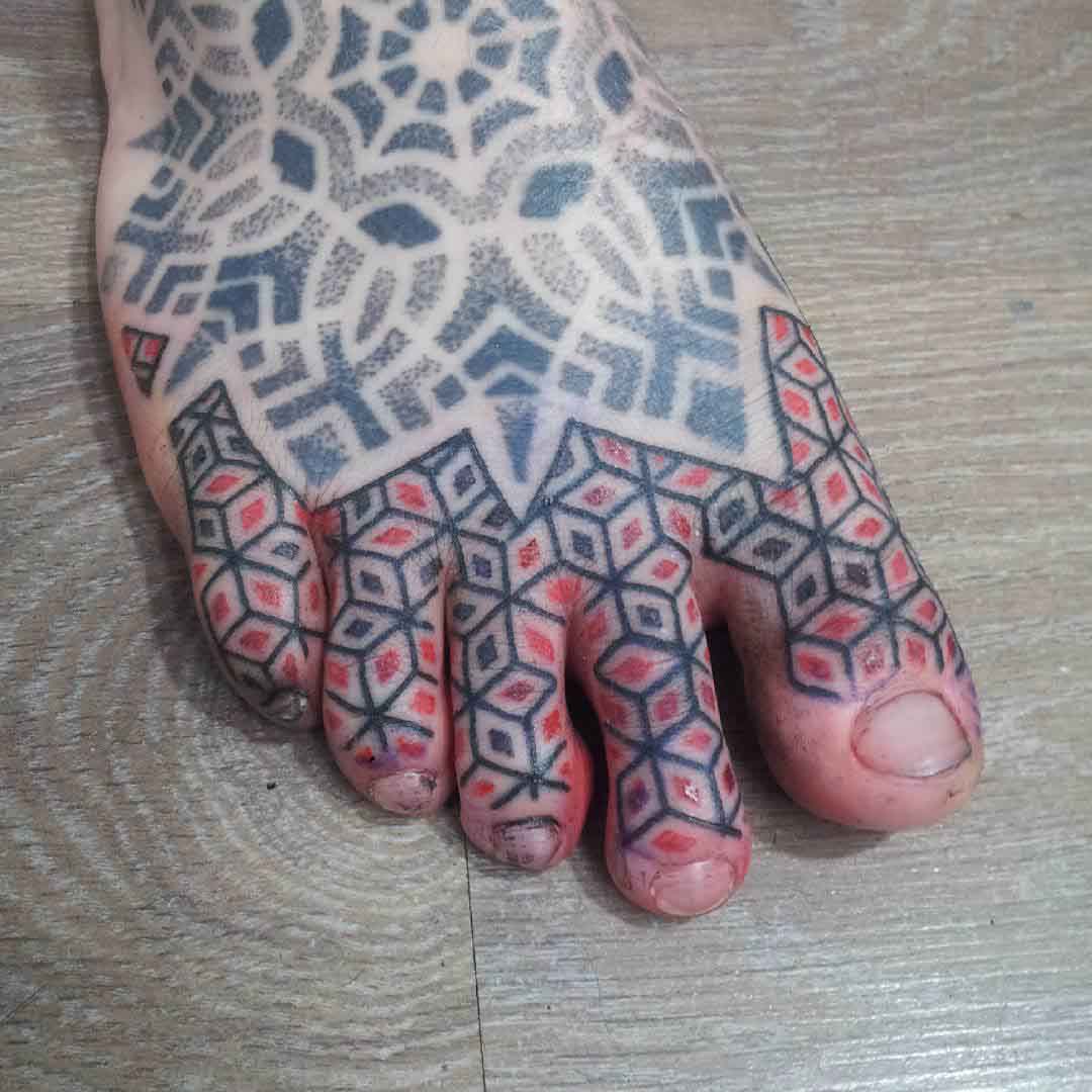 toes tattoo geometrical lines