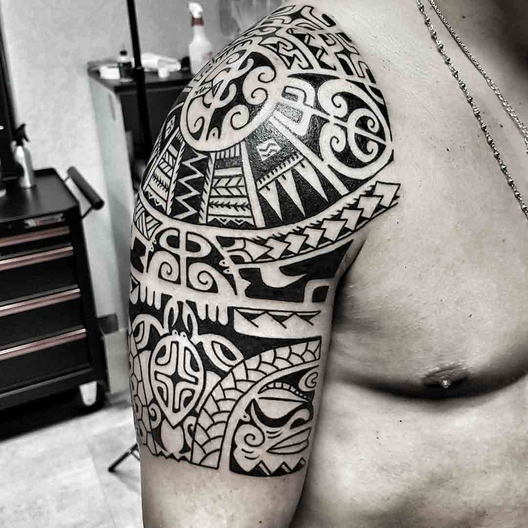 shoulder maori style tattoo