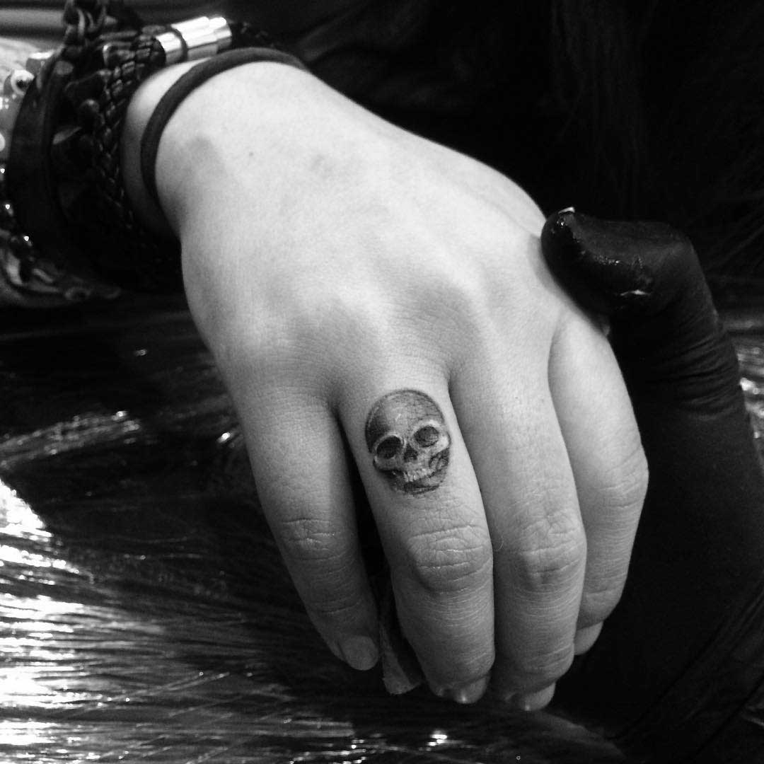 finger tattoo skull